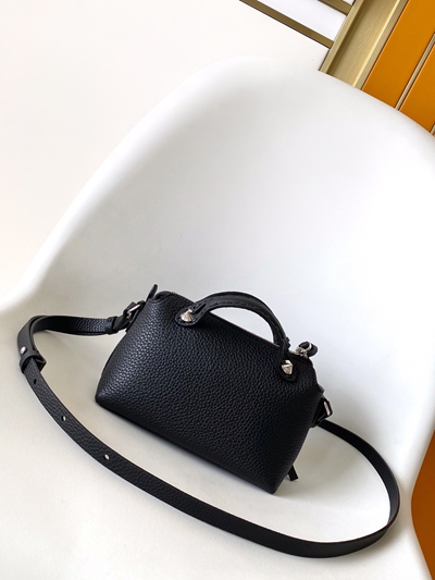 フェンディバッグ背面デザイン